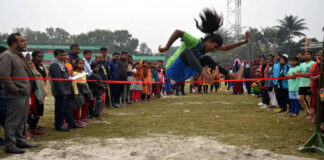 পিছিয়ে নেই মেয়েরাও