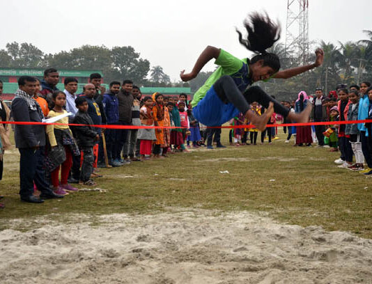 পিছিয়ে নেই মেয়েরাও