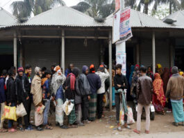 খোকসায় টিসিবির পন্য নিতে লম্বা লাইন