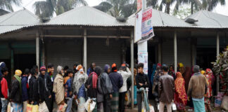 খোকসায় টিসিবির পন্য নিতে লম্বা লাইন