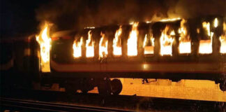 রাজধানীতে বেনাপোল এক্সপ্রেসে আগুন, পুড়লো ৪ বগি