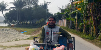 ব্যাটারি চালিত হুইল চেয়ারের স্বপ্ন প্রতিবন্ধী হাসেন আলীর