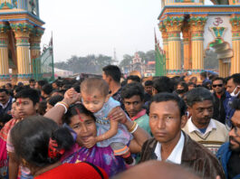 ভিড়ে শিশুরা বিড়ম্বনা