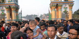 ভিড়ে শিশুরা বিড়ম্বনা