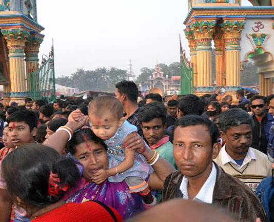 ভিড়ে শিশুরা বিড়ম্বনা