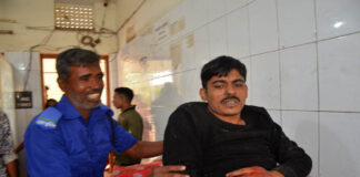 চোর সন্দেহে আটক যুবকের ২০ আঙ্গুল ভেঙ্গে দিলো গ্রামবাসী