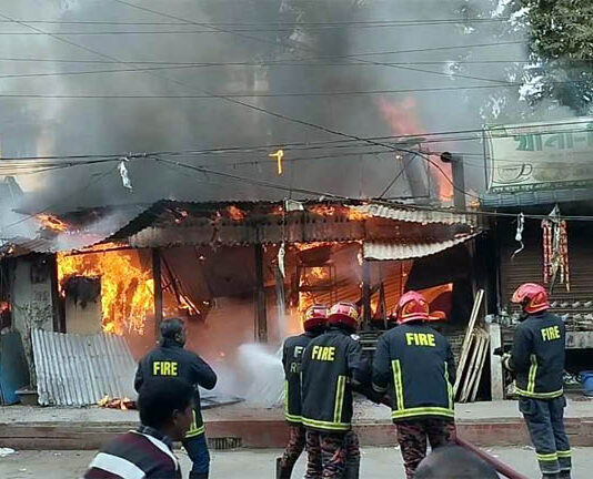 কুষ্টিয়া শহরে অগ্নিকান্ডে পুড়ল রেস্টুরেন্ট ও দোকান