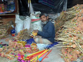 তিন পুরুষ ধরে কালীপূজার মেলায় আসছেন এমদাদ
