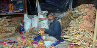 তিন পুরুষ ধরে কালীপূজার মেলায় আসছেন এমদাদ