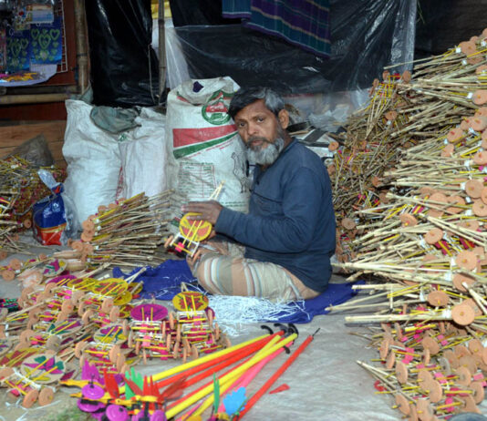 তিন পুরুষ ধরে কালীপূজার মেলায় আসছেন এমদাদ