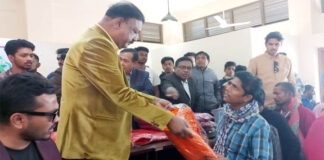 খোকসা কম্বল বিতরণ করলেন এমপি রউফ
