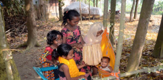 কৃষাণী মায়ের শিশুরা