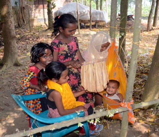 কৃষাণী মায়ের শিশুরা