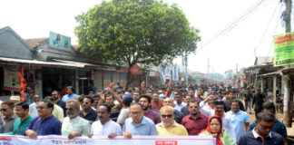 জেলা আঃলীগের সভপতিকে গ্রেফতার ও অপসারণের দাবিতে মানববন্ধন