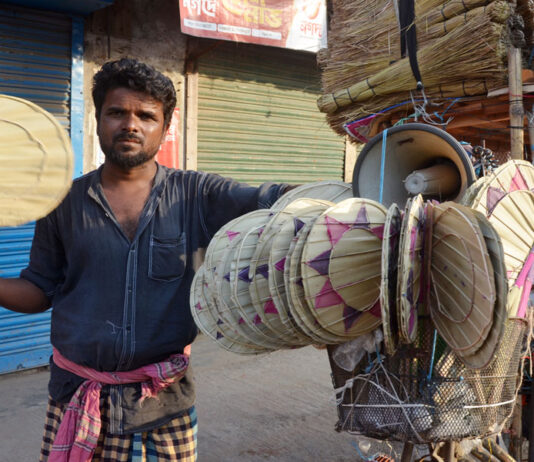 হাতপাখার ফেরিওয়ালা