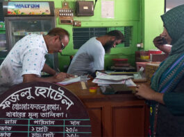 খোকসায় দুই হোটেল মালিককে জরিমানা করেছে ভ্রাম্যমান