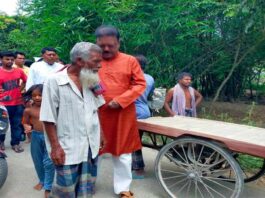 ভ্যান চুরি যাওয়া বৃদ্ধ দম্পতির পাশে দাঁড়ালেন এমপি