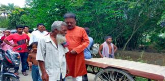 ভ্যান চুরি যাওয়া বৃদ্ধ দম্পতির পাশে দাঁড়ালেন এমপি