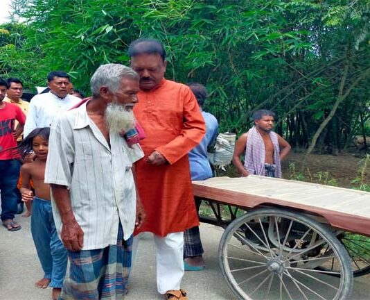 ভ্যান চুরি যাওয়া বৃদ্ধ দম্পতির পাশে দাঁড়ালেন এমপি