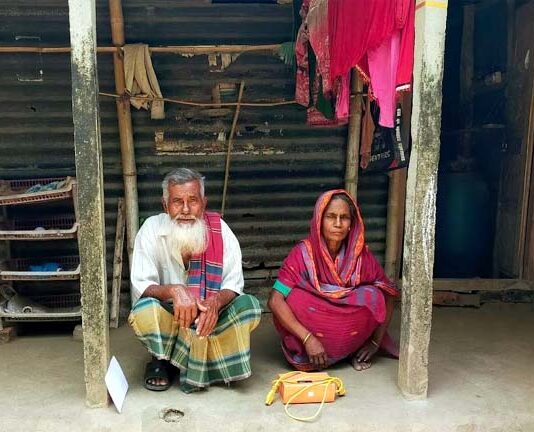 উপার্জনের একমাত্র ভ্যান হারিয়ে দিশেহারা লতিফ