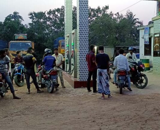 নো হেলমেট, নো ফুয়েল নীতির বাস্তবায়ন হচ্ছে না