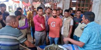 জেলি মিশ্রিত চিংড়ি বিক্রিঃ ব্যবসায়ীকে ৫ হাজার টাকা জরিমানা