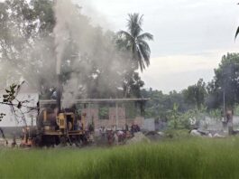 বিটুমিন পোড়ানো গন্ধে দুষণ হচ্ছে পরিবেশ