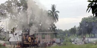বিটুমিন পোড়ানো গন্ধে দুষণ হচ্ছে পরিবেশ