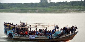 বিপদজনক নৌকা ভ্রমন