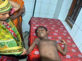 খেলার সময় ছাদ থেকে পরে শিশু আহত