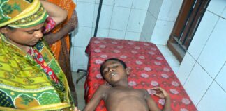 খেলার সময় ছাদ থেকে পরে শিশু আহত