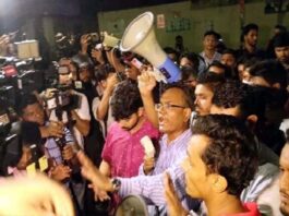 ঢাবিতে জরুরি বৈঠক : হলে ফেরার অনুরোধ প্রত্যাখ্যান আন্দোলনকারীদের