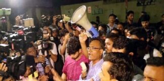 ঢাবিতে জরুরি বৈঠক : হলে ফেরার অনুরোধ প্রত্যাখ্যান আন্দোলনকারীদের