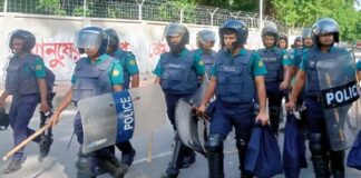 ঢাবি ক্যাম্পাস থেকে সরে গেলো পুলিশ