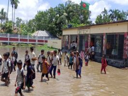 হাটু পানি মারিয়ে ওরা স্কুলে যায়