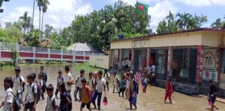 হাটু পানি মারিয়ে ওরা স্কুলে যায়