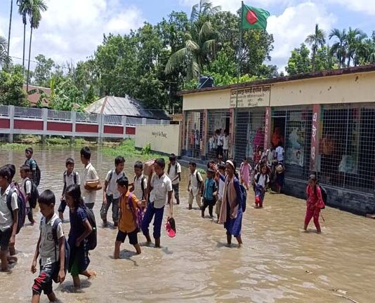 হাটু পানি মারিয়ে ওরা স্কুলে যায়