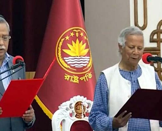 অন্তর্র্বতী সরকারের প্রধান ড. ইউনূস ও অন্যান্য উপদেষ্টারা শপথ নিলেন