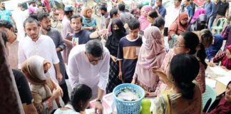 ত্রাণ দিতে ঢাবির টিএসসিতে আসছে মানুষ