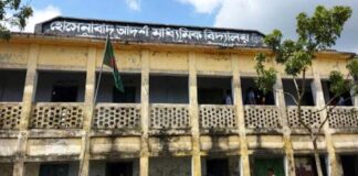 প্রধান শিক্ষকের পদত্যাগের দাবিতে সড়ক অবরোধ