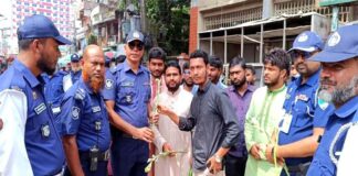 ঝিনাইদহে পুলিশ সদস্যদের বরণ করে নিলো শিক্ষার্থীরা