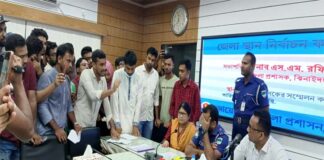 ছাত্রদের আন্দোলনের মুখে ছুটি নিলেন জেলা প্রশাসক