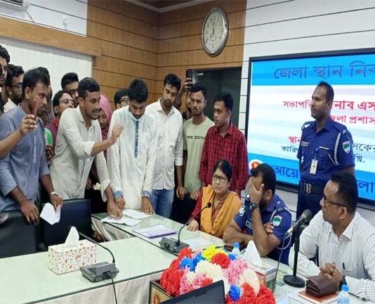ছাত্রদের আন্দোলনের মুখে ছুটি নিলেন জেলা প্রশাসক
