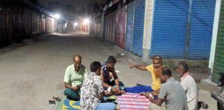 কুমারখালীতে দোকান পাহারা দিচ্ছেন ব্যবসায়ীরা