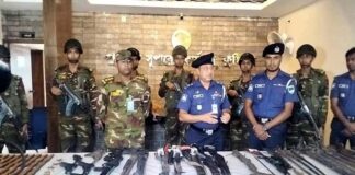 কুষ্টিয়ায় লুট হওয়া পুলিশের আগ্নেয়াস্ত্র হস্তান্তর করলো সেনাবাহিনী