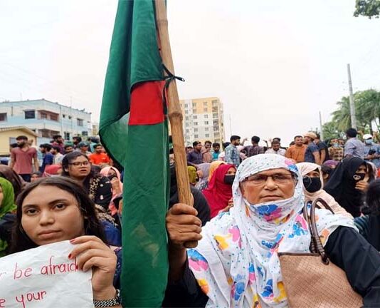 কুষ্টিয়ায় মহাসড়ক দখল করে শিক্ষার্থীদের বিক্ষোভ