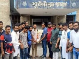 থানায় ওসিকে ফুল দিয়ে বরণ করলেন শিক্ষার্থীরা