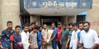 থানায় ওসিকে ফুল দিয়ে বরণ করলেন শিক্ষার্থীরা