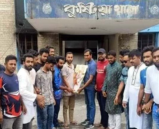 থানায় ওসিকে ফুল দিয়ে বরণ করলেন শিক্ষার্থীরা