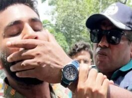 শিক্ষার্থীর মুখ চেপে ধরা পুলিশ বরখাস্ত হলেন